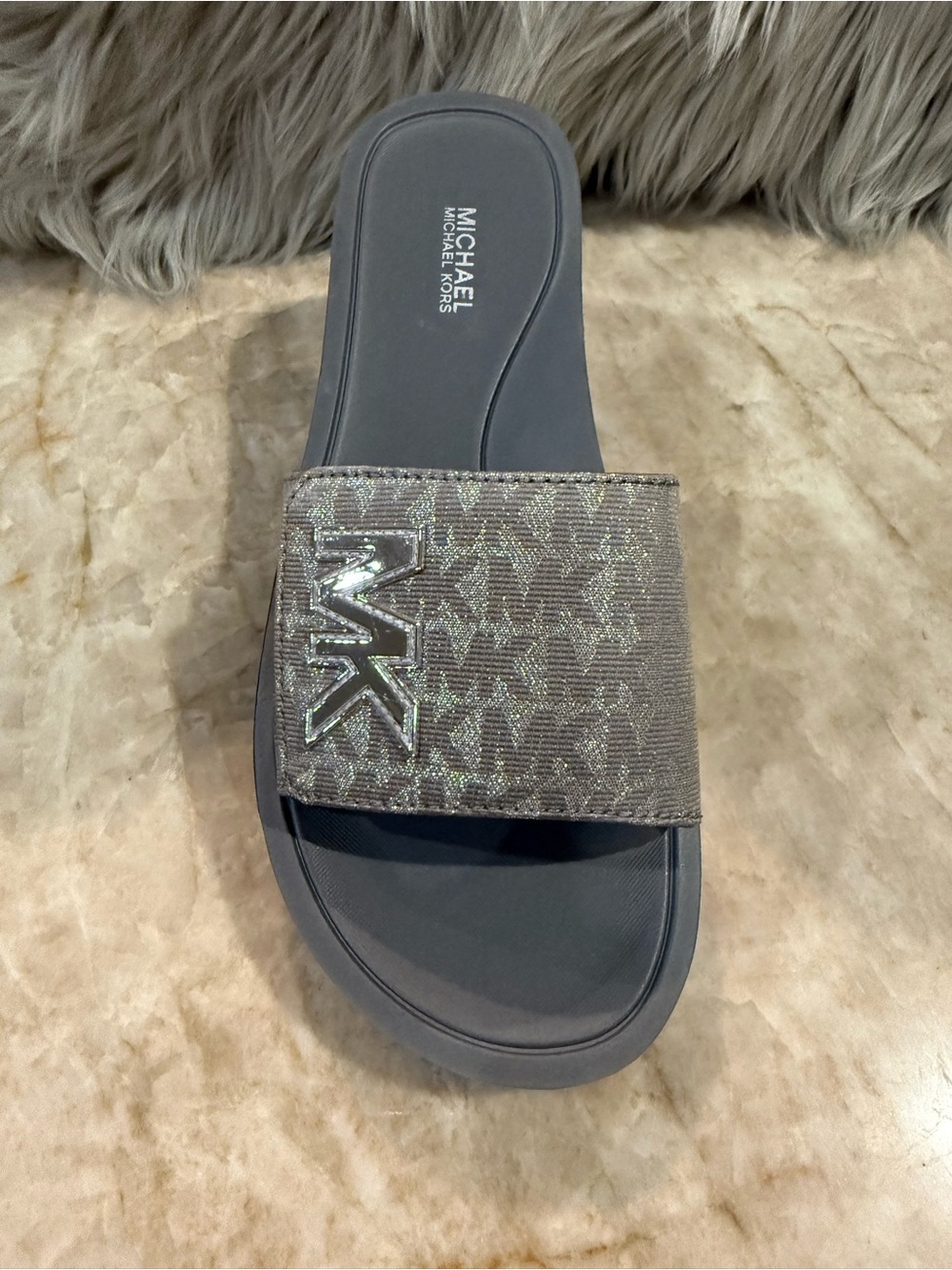 MICHAEL Michael Kors MK
Platform Glitter Pool Slide. Size 8 - Picture 4 of 11